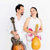 Doppelkonzert: Hands on Strings + Mike Marshall & Caterina Lichtenberg / Open Air im Innenhof